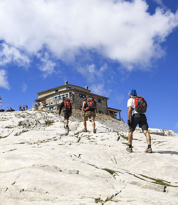 rifugio trekking cima roccia cielo